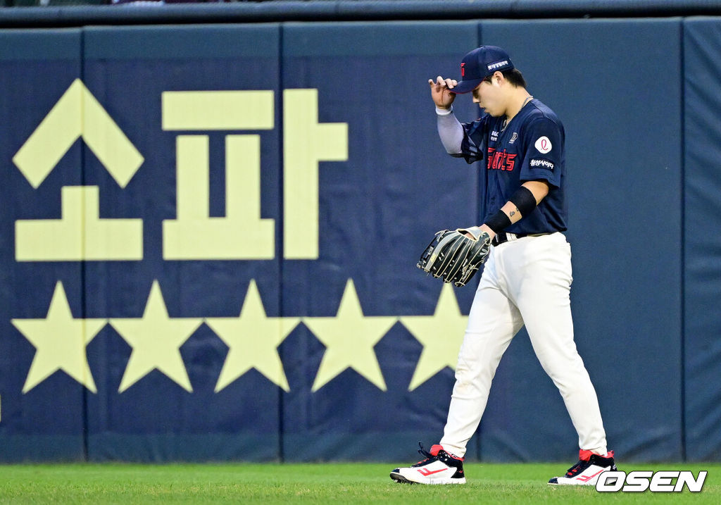 20일 서울 잠실야구장에서 ‘2025 신한 SOL Bank KBO리그’ LG 트윈스와 롯데 자이언츠의 경기가 열렸다.홈팀 LG는 손주영, 방문팀 롯데는 나균안을 선발로 내세웠다.2회말 무사 LG 구본혁의 안타 때 포구 실책을 범한 롯데 우익수 고승민이 아쉬워하고 있다. 2025.08.20 / dreamer@osen.co.kr