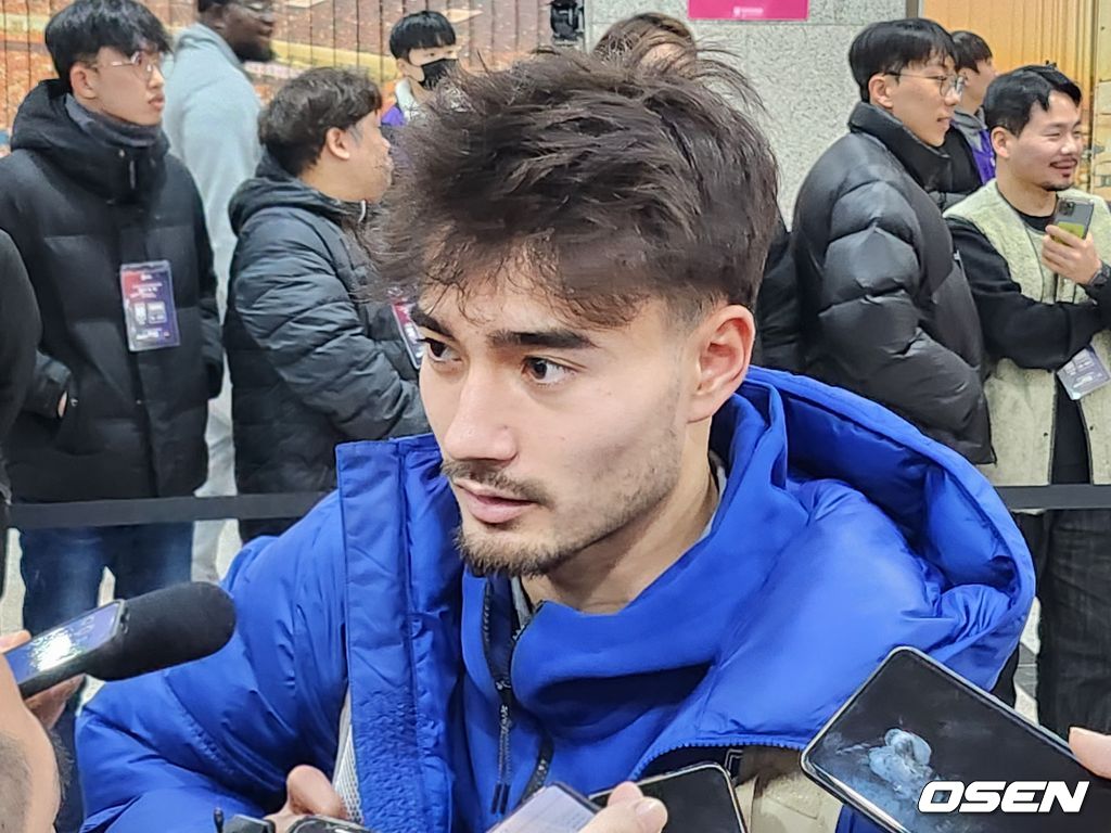 [사진] 믹스트존 인터뷰에 임한 카스트로프