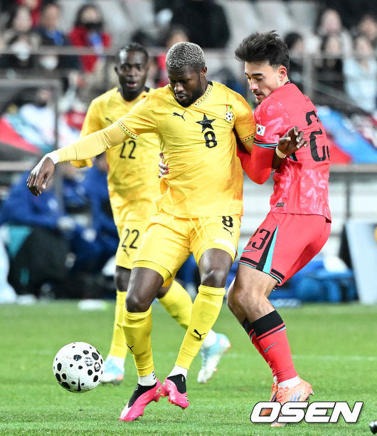 [OSEN=서울월드컵경기장, 이대선 기자] 홍명보 감독이 이끄는 대한민국 축구대표팀이 18일 오후 서울월드컵경기장에서 아프리카 강호 가나와 평가전을 가졌다.홍명보호의 2025년의 끝을 장식할 경기다. 내달 2026 국제축구연맹(FIFA) 북중미 월드컵 조 추첨을 앞두고 열리는 마지막 평가전이기도 하다. 현재 한국은 가나전 결과와 상관없이 사실상 월드컵 포트 2가 확정된 상태다. 아프리카 예선을 뚫고 북중미행에 성공한 가나는 FIFA 랭킹 73위다. 22위 한국보다는 51계단 낮다. 하지만 통산 전적에서 4승 3패로 한국보다 우위다. 전반 대한민국 옌스가 수비를 하고 있다. 2025.11.18 /sunday@osen.co.kr