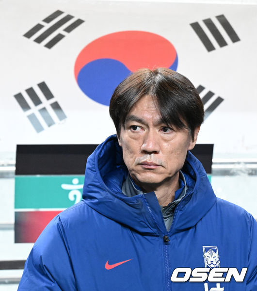 [OSEN=서울월드컵경기장, 이대선 기자] 홍명보 감독이 이끄는 대한민국 축구대표팀이 18일 오후 서울월드컵경기장에서 아프리카 강호 가나와 평가전을 가졌다.홍명보호의 2025년의 끝을 장식할 경기다. 내달 2026 국제축구연맹(FIFA) 북중미 월드컵 조 추첨을 앞두고 열리는 마지막 평가전이기도 하다. 현재 한국은 가나전 결과와 상관없이 사실상 월드컵 포트 2가 확정된 상태다. 아프리카 예선을 뚫고 북중미행에 성공한 가나는 FIFA 랭킹 73위다. 22위 한국보다는 51계단 낮다. 하지만 통산 전적에서 4승 3패로 한국보다 우위다. 경기에 앞서 대한민국 홍명보 감독이 그라운드를 바라보고 있다. 2025.11.18 /sunday@osen.co.kr