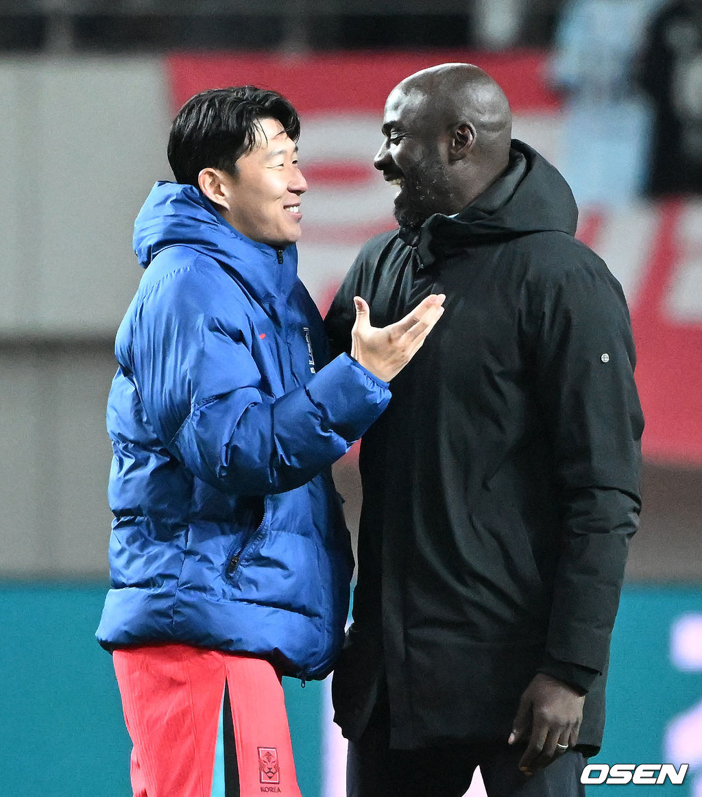 홍명보호가 어려운 경기 끝에 2025년 마지막 A매치를 승리로 장식했다.홍명보 감독이 이끄는 한국 축구대표팀은 18일 오후 8시 서울월드컵경기장에서 열린 11월 A매치 두 번째 친선경기에서 '아프리카 강호' 가나를 상대로 1-0 승리했다.내달 2026 국제축구연맹(FIFA) 북중미 월드컵 조 추첨을 앞두고 열리는 마지막 평가전이었다. 한국은 가나까지 잡아내면서 사상 최초로 월드컵 포트 2를 확정하게 됐다.경기 종료 후 대한민국 손흥민이 가나 오토 아도 감독과 이야기를 나누고 있다. 2025.11.18 /sunday@osen.co.kr