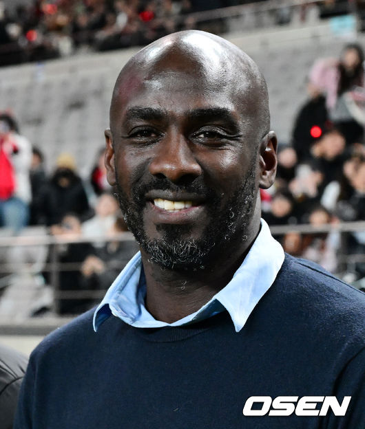 [OSEN=서울월드컵경기장, 지형준 기자] 홍명보 감독이 이끄는 한국 축구대표팀이 18일 오후 8시 서울월드컵경기장에서 열린 11월 A매치 두 번째 친선경기에서 '아프리카 강호' 가나를 상대로 1-0 승리했다.내달 2026 국제축구연맹(FIFA) 북중미 월드컵 조 추첨을 앞두고 열리는 마지막 평가전이었다. 한국은 가나까지 잡아내면서 사상 최초로 월드컵 포트 2를 확정하게 됐다. 이로써 대표팀은 홍명보 감독이 부임한 뒤 처음으로 A매치 2연전에서 나란히 승리를 거두게 됐다.가나 오토 아도 감독이 경기를 준비하고 있다. 2025.11.18 /jpnews@osen.co.kr