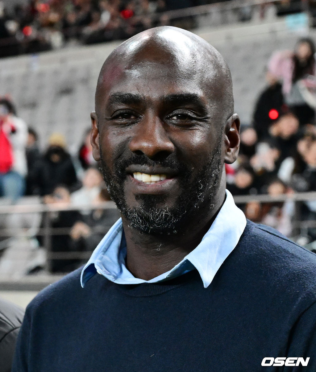 홍명보 감독이 이끄는 한국 축구대표팀이 18일 오후 8시 서울월드컵경기장에서 열린 11월 A매치 두 번째 친선경기에서 '아프리카 강호' 가나를 상대로 1-0 승리했다.내달 2026 국제축구연맹(FIFA) 북중미 월드컵 조 추첨을 앞두고 열리는 마지막 평가전이었다. 한국은 가나까지 잡아내면서 사상 최초로 월드컵 포트 2를 확정하게 됐다. 이로써 대표팀은 홍명보 감독이 부임한 뒤 처음으로 A매치 2연전에서 나란히 승리를 거두게 됐다.가나 오토 아도 감독이 경기를 준비하고 있다. 2025.11.18 /jpnews@osen.co.kr