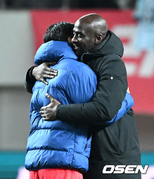 [OSEN=서울월드컵경기장, 이대선 기자] 홍명보호가 어려운 경기 끝에 2025년 마지막 A매치를 승리로 장식했다.홍명보 감독이 이끄는 한국 축구대표팀은 18일 오후 8시 서울월드컵경기장에서 열린 11월 A매치 두 번째 친선경기에서 '아프리카 강호' 가나를 상대로 1-0 승리했다.내달 2026 국제축구연맹(FIFA) 북중미 월드컵 조 추첨을 앞두고 열리는 마지막 평가전이었다. 한국은 가나까지 잡아내면서 사상 최초로 월드컵 포트 2를 확정하게 됐다.경기 종료 후 대한민국 손흥민이 가나 오토 아도 감독과 이야기를 나누고 있다. 2025.11.18 /sunday@osen.co.kr