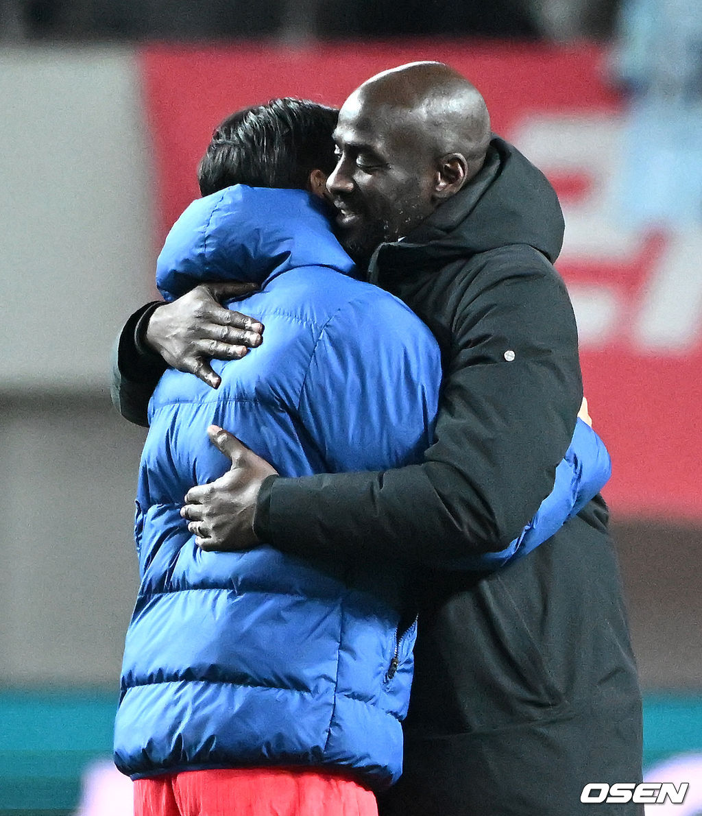 홍명보호가 어려운 경기 끝에 2025년 마지막 A매치를 승리로 장식했다.홍명보 감독이 이끄는 한국 축구대표팀은 18일 오후 8시 서울월드컵경기장에서 열린 11월 A매치 두 번째 친선경기에서 '아프리카 강호' 가나를 상대로 1-0 승리했다.내달 2026 국제축구연맹(FIFA) 북중미 월드컵 조 추첨을 앞두고 열리는 마지막 평가전이었다. 한국은 가나까지 잡아내면서 사상 최초로 월드컵 포트 2를 확정하게 됐다.경기 종료 후 대한민국 손흥민이 가나 오토 아도 감독과 이야기를 나누고 있다. 2025.11.18 /sunday@osen.co.kr