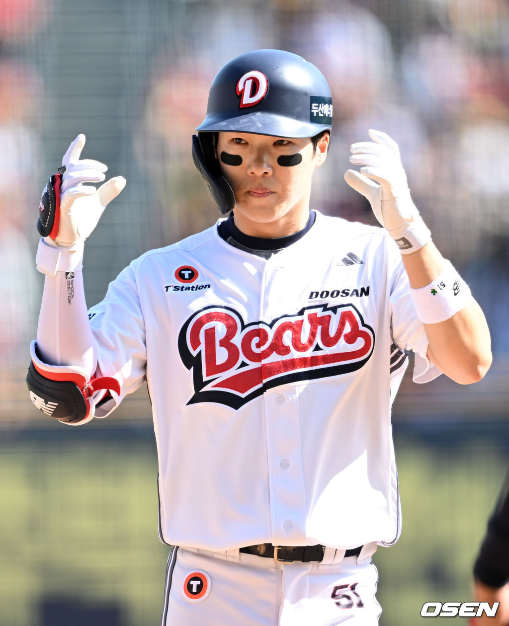 20일 오후 서울 잠실야구장에서 2025 신한 SOL Bank KBO리그 두산 베어스와 KIA  타이거즈의 경기가 열렸다.두산은 잭로그, KIA는 네일을 선발 투수로 내세웠다.5회말 무사에서 두산 조수행이 좌전 안타를 치고 환호하고 있다. 2025.04.20 /sunday@osen.co.kr