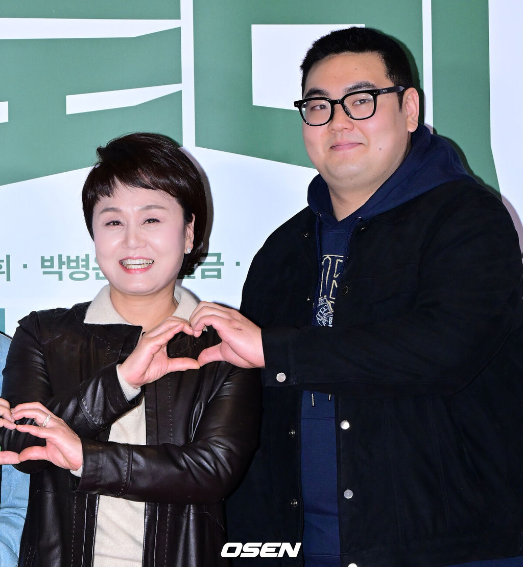 31일 오후 서울 잠실 롯데시네마 월드타워에서 영화 ‘로비’ VIP 시사회 포토월 행사가 열렸다.‘로비'는 연구밖에 모르던 스타트업 대표 창욱(하정우)이 4조 원의 국책사업을 따내기 위해 인생 첫 로비 골프를 시작하는 이야기. 오는 4월 2일 개봉.이경실, 손보승이 포토타임을 하고 있다. 2025.03.31 / jpnews@osen.co.kr