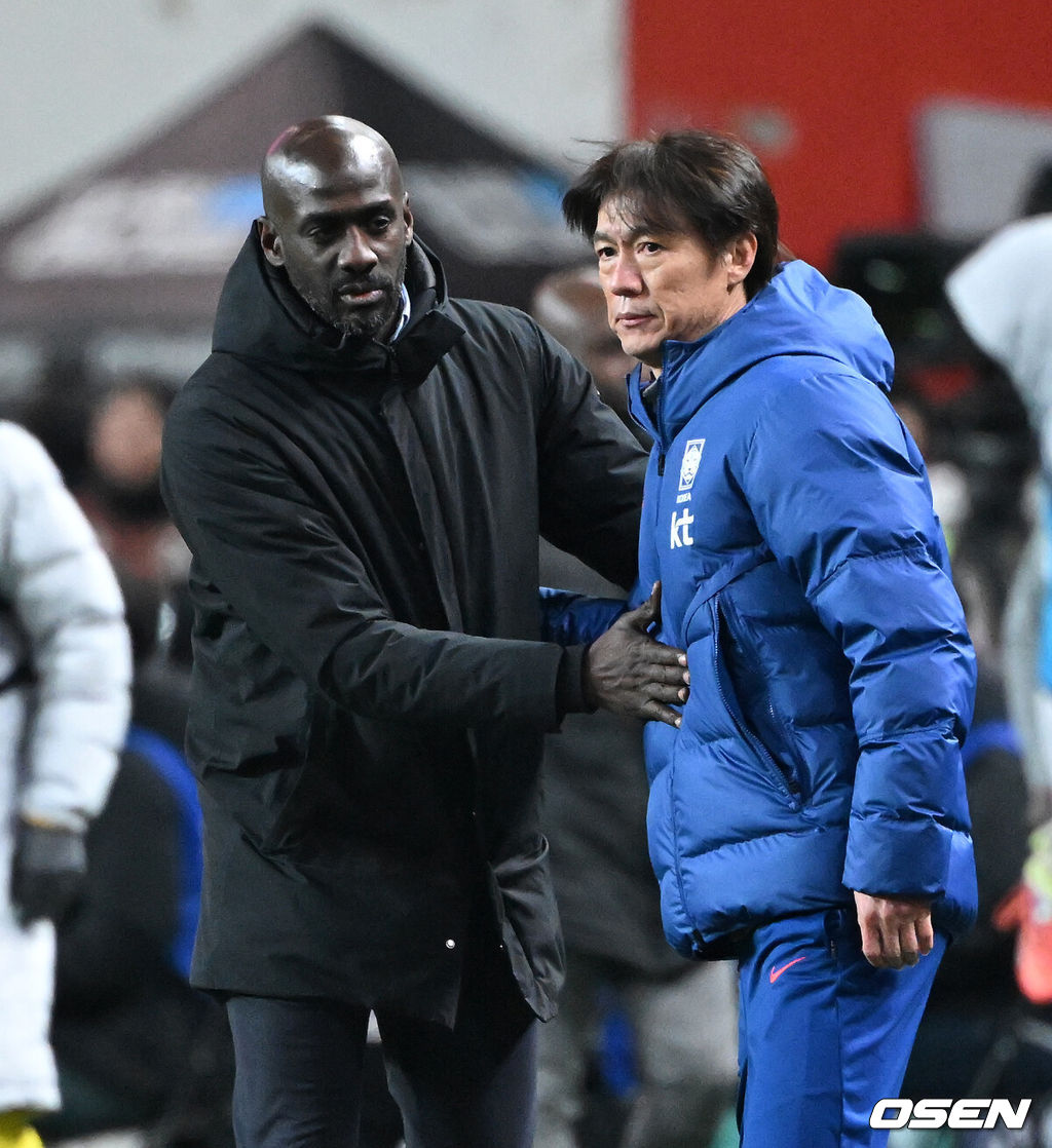 홍명보호가 어려운 경기 끝에 2025년 마지막 A매치를 승리로 장식했다.홍명보 감독이 이끄는 한국 축구대표팀은 18일 오후 8시 서울월드컵경기장에서 열린 11월 A매치 두 번째 친선경기에서 '아프리카 강호' 가나를 상대로 1-0 승리했다.내달 2026 국제축구연맹(FIFA) 북중미 월드컵 조 추첨을 앞두고 열리는 마지막 평가전이었다. 한국은 가나까지 잡아내면서 사상 최초로 월드컵 포트 2를 확정하게 됐다.경기 종료 후 대한민국 홍명보 감독이 가나 오토 아도 감독과 인사를 나누고 있다. 2025.11.18 /sunday@osen.co.kr