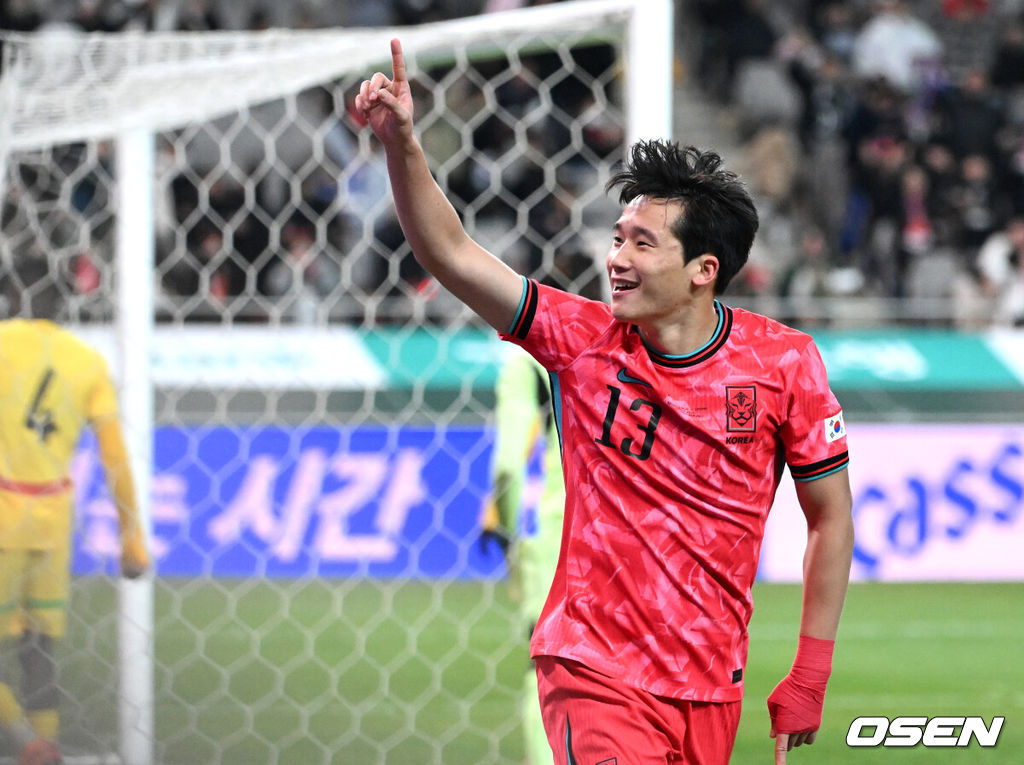 홍명보호가 어려운 경기 끝에 2025년 마지막 A매치를 승리로 장식했다.홍명보 감독이 이끄는 한국 축구대표팀은 18일 오후 8시 서울월드컵경기장에서 열린 11월 A매치 두 번째 친선경기에서 '아프리카 강호' 가나를 상대로 1-0 승리했다.내달 2026 국제축구연맹(FIFA) 북중미 월드컵 조 추첨을 앞두고 열리는 마지막 평가전이었다. 한국은 가나까지 잡아내면서 사상 최초로 월드컵 포트 2를 확정하게 됐다.후반 대한민국 이태석이 선제골을 성공시키고 환호하고 있다. 2025.11.18 /sunday@osen.co.kr