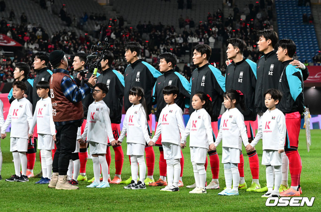 홍명보 감독이 이끄는 한국 축구대표팀이 18일 오후 8시 서울월드컵경기장에서 열린 11월 A매치 두 번째 친선경기에서 '아프리카 강호' 가나를 상대로 1-0 승리했다.내달 2026 국제축구연맹(FIFA) 북중미 월드컵 조 추첨을 앞두고 열리는 마지막 평가전이었다. 한국은 가나까지 잡아내면서 사상 최초로 월드컵 포트 2를 확정하게 됐다. 이로써 대표팀은 홍명보 감독이 부임한 뒤 처음으로 A매치 2연전에서 나란히 승리를 거두게 됐다.대한민국 선수들이 국민의례를 하고 있다. 2025.11.18 /jpnews@osen.co.kr