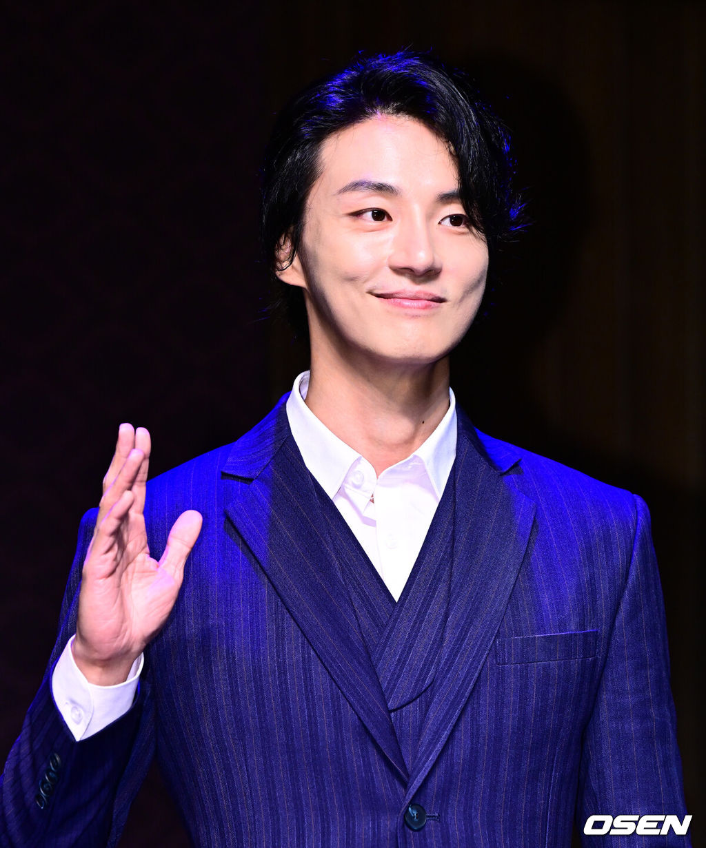 10일 오후 서울 강서구 마곡동 LG아트센터 U+스테이지에서 연극 '사의 찬미' 프레스콜이 열렸다.‘사의 찬미’는 1920년, 격동의 시대를 살아간 젊은이들의 사랑과 자유, 예술에 대한 열망을 그린 연극이다.배우 윤시윤이 포토타임을 하고 있다. 2025.07.10 / jpnews@osen.co.kr