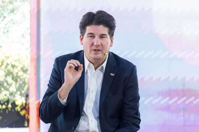 존 로스 글로벌 캐딜락 부사장이 출시 행사에 참석해 에스컬레이드 IQ의 상징적 의미를 설명하고 있다. 