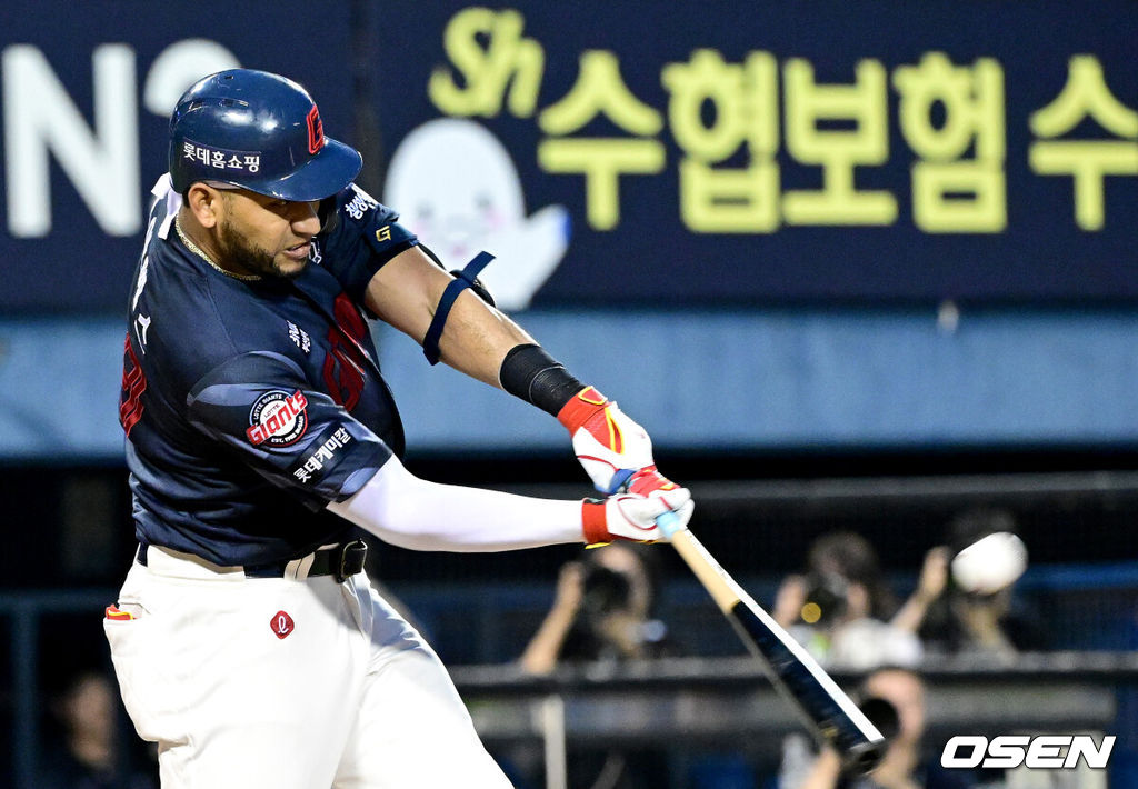 20일 서울 잠실야구장에서 ‘2025 신한 SOL Bank KBO리그’ LG 트윈스와 롯데 자이언츠의 경기가 열렸다.홈팀 LG는 손주영, 방문팀 롯데는 나균안을 선발로 내세웠다.3회초 1사 1, 2루 상황 롯데 레이예스가 역전 중월 스리런포를 날리고 있다. 2025.08.20 / dreamer@osen.co.kr