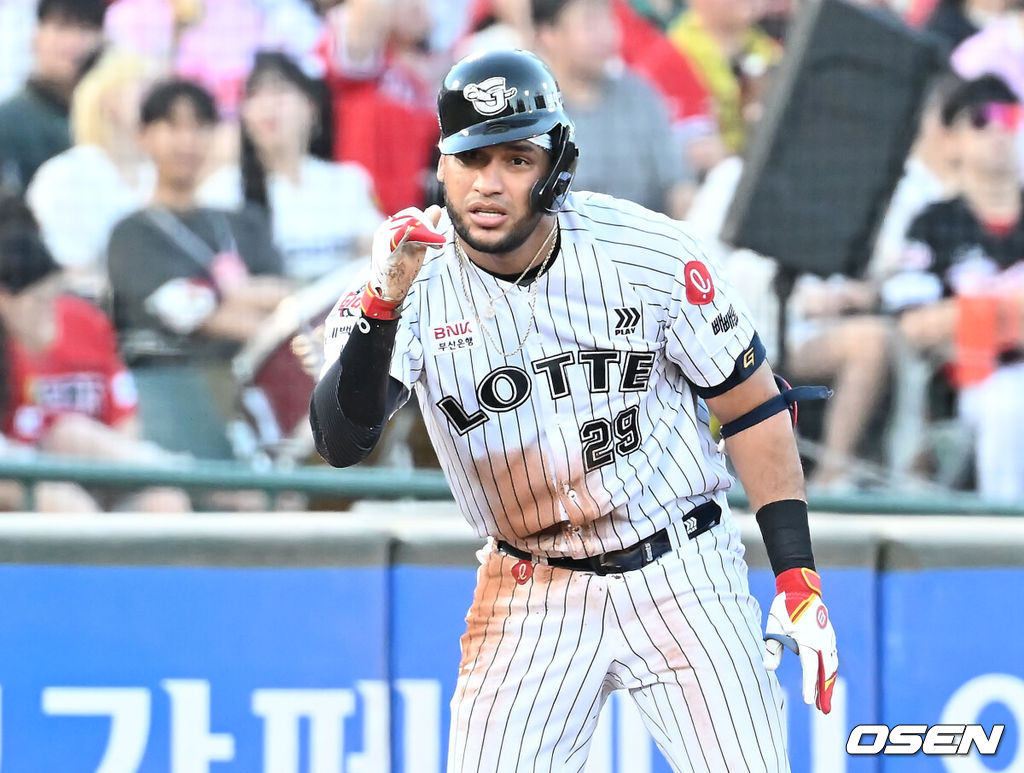 26일 부산 사직야구장에서 2025 신한 SOL 뱅크 KBO 리그 롯데 자이언츠와 KIA 타이거즈의 경기가 열렸다. 홈팀 롯데는 이민석이, 방문팀 KIA는 이의리가 선발 출전했다.롯데 자이언츠 레이예스가 3회말 무사 1루 우익수 뒤 1타점 3루타를 치고 세리머니를 하고 있다. 2025.07.26 / foto0307@osen.co.kr