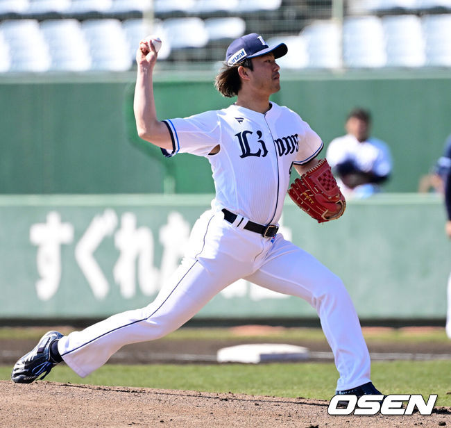[OSEN=미야자키(일본), 지형준 기자] 두산 베어스가 26일 일본 미야자키 산마린 스타디움에서 일본프로야구 세이부 라이온스와의 구춘대회 첫 경기를 가졌다. 두산은 2차 스프링캠프 연습경기 1승 1무 1패를 기록 중이다. 첫 경기 세가사미전 1-8 패배에 이어 세이부 라이온스전 5-4 승리, 요미우리 자이언츠 2군전 0-0 무승부를 거뒀다. 1회초 세이부 이마이가 역투하고 있다. 2025.02.26 /jpnews@osen.co.kr