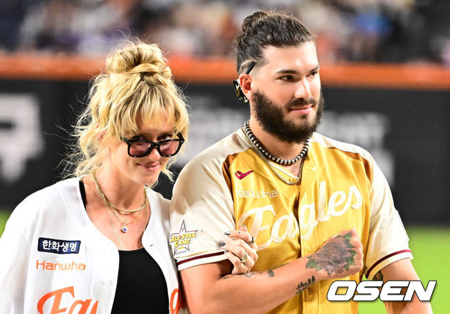 [OSEN=대전, 지형준 기자] 12일 오후 대전 한화생명볼파크에서 2025 신한 SOL뱅크 KBO 올스타전이 열렸다.13년 만에 대전에서 열리는 KBO 올스타전은 드림 올스타와 나눔올스타 대표로 나선 총 30명의 선수가 치열한 승부를 펼친다.클리닝 타임, 한화 폰세가 아내와 즐거운 시간을 보내고 있다. 2025.07.12 / jpnews@osen.co.kr