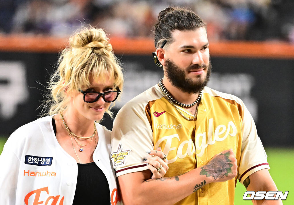 12일 오후 대전 한화생명볼파크에서 2025 신한 SOL뱅크 KBO 올스타전이 열렸다.13년 만에 대전에서 열리는 KBO 올스타전은 드림 올스타와 나눔올스타 대표로 나선 총 30명의 선수가 치열한 승부를 펼친다.클리닝 타임, 한화 폰세가 아내와 즐거운 시간을 보내고 있다. 2025.07.12 / jpnews@osen.co.kr