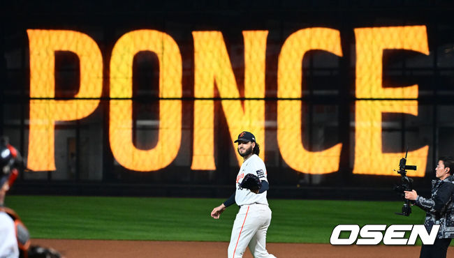 [OSEN=대전, 지형준 기자] 24일 오후 대전 한화생명볼파크에서 2025 신한 SOL Bank KBO리그 포스트시즌 플레이오프 5차전 한화 이글스와 삼성 라이온즈의 경기가 열렸다.한화는 코디 폰세, 삼성은 최원태를 선발 투수로 내세웠다.경기에 앞서 한화 폰세가 마운드에 오르고 있다. 2025.10.24 /jpnews@osen.co.kr