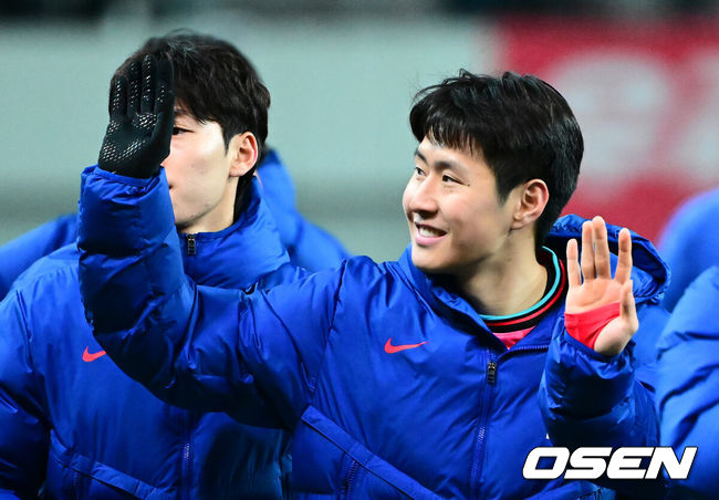 [OSEN=서울월드컵경기장, 지형준 기자] 홍명보 감독이 이끄는 한국 축구대표팀이 18일 오후 8시 서울월드컵경기장에서 열린 11월 A매치 두 번째 친선경기에서 '아프리카 강호' 가나를 상대로 1-0 승리했다.내달 2026 국제축구연맹(FIFA) 북중미 월드컵 조 추첨을 앞두고 열리는 마지막 평가전이었다. 한국은 가나까지 잡아내면서 사상 최초로 월드컵 포트 2를 확정하게 됐다. 이로써 대표팀은 홍명보 감독이 부임한 뒤 처음으로 A매치 2연전에서 나란히 승리를 거두게 됐다.경기를 마치고 대한민국 이강인이 팬들에게 인사를 하고 있다. 2025.11.18 /jpnews@osen.co.kr