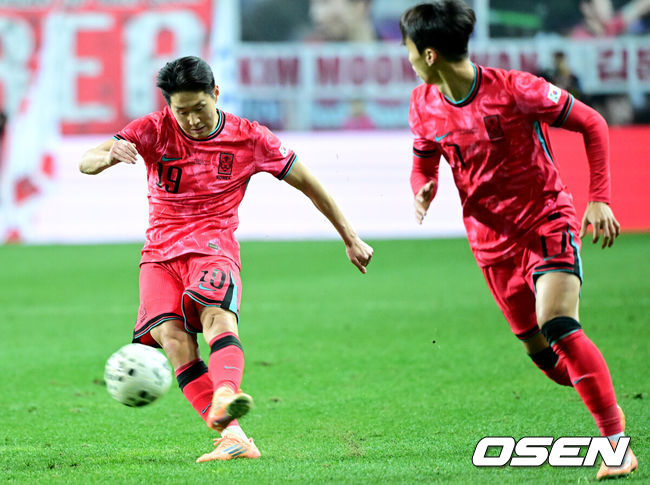 [OSEN=대전, 최규한 기자] 1년 8개월 만에 대표팀으로 돌아온 조규성이 골맛을 봤다. 손흥민도 프리킥 득점으로 한국을 승리로 이끌었다.홍명보 감독이 이끄는 한국축구대표팀(FIFA 랭킹 22위)은 14일 대전월드컵경기장에서 볼리비아(76위)와 11월 A매치 1차전을 치러 2-0으로 승리했다. 후반 한국 이강인이 프리킥을 차고 있다. 2025.11.14 / dreamer@osen.co.kr