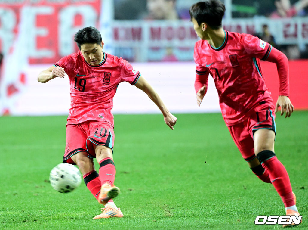 1년 8개월 만에 대표팀으로 돌아온 조규성이 골맛을 봤다. 손흥민도 프리킥 득점으로 한국을 승리로 이끌었다.홍명보 감독이 이끄는 한국축구대표팀(FIFA 랭킹 22위)은 14일 대전월드컵경기장에서 볼리비아(76위)와 11월 A매치 1차전을 치러 2-0으로 승리했다. 후반 한국 이강인이 프리킥을 차고 있다. 2025.11.14 / dreamer@osen.co.kr