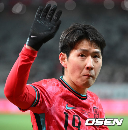 [OSEN=서울월드컵경기장, 이대선 기자] 홍명보호가 어려운 경기 끝에 2025년 마지막 A매치를 승리로 장식했다.홍명보 감독이 이끄는 한국 축구대표팀은 18일 오후 8시 서울월드컵경기장에서 열린 11월 A매치 두 번째 친선경기에서 '아프리카 강호' 가나를 상대로 1-0 승리했다.내달 2026 국제축구연맹(FIFA) 북중미 월드컵 조 추첨을 앞두고 열리는 마지막 평가전이었다. 한국은 가나까지 잡아내면서 사상 최초로 월드컵 포트 2를 확정하게 됐다.후반 대한민국 이강인이 교체되며 관중석을 향해 인사를 하고 있다. 2025.11.18 /sunday@osen.co.kr