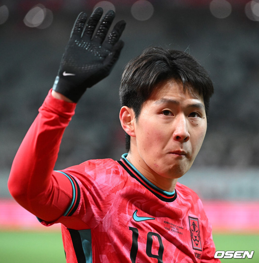 홍명보호가 어려운 경기 끝에 2025년 마지막 A매치를 승리로 장식했다.홍명보 감독이 이끄는 한국 축구대표팀은 18일 오후 8시 서울월드컵경기장에서 열린 11월 A매치 두 번째 친선경기에서 '아프리카 강호' 가나를 상대로 1-0 승리했다.내달 2026 국제축구연맹(FIFA) 북중미 월드컵 조 추첨을 앞두고 열리는 마지막 평가전이었다. 한국은 가나까지 잡아내면서 사상 최초로 월드컵 포트 2를 확정하게 됐다.후반 대한민국 이강인이 교체되며 관중석을 향해 인사를 하고 있다. 2025.11.18 /sunday@osen.co.kr