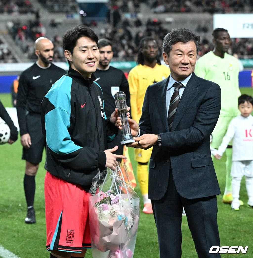 홍명보 감독이 이끄는 대한민국 축구대표팀이 18일 오후 서울월드컵경기장에서 아프리카 강호 가나와 평가전을 가졌다.홍명보호의 2025년의 끝을 장식할 경기다. 내달 2026 국제축구연맹(FIFA) 북중미 월드컵 조 추첨을 앞두고 열리는 마지막 평가전이기도 하다. 현재 한국은 가나전 결과와 상관없이 사실상 월드컵 포트 2가 확정된 상태다. 아프리카 예선을 뚫고 북중미행에 성공한 가나는 FIFA 랭킹 73위다. 22위 한국보다는 51계단 낮다. 하지만 통산 전적에서 4승 3패로 한국보다 우위다. 경기에 앞서 대한민국 이강인이 AFC 올해의 국제선수상 시상식이 열렸다. 2025.11.18 /sunday@osen.co.kr