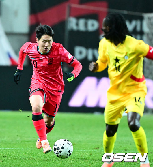 [OSEN=서울월드컵경기장, 지형준 기자] 홍명보 감독이 이끄는 대한민국 축구대표팀이 18일 오후 서울월드컵경기장에서 아프리카 강호 가나와 평가전을 가졌다.홍명보호의 2025년의 끝을 장식할 경기다. 내달 2026 국제축구연맹(FIFA) 북중미 월드컵 조 추첨을 앞두고 열리는 마지막 평가전이기도 하다. 현재 한국은 가나전 결과와 상관없이 사실상 월드컵 포트 2가 확정된 상태다. 아프리카 예선을 뚫고 북중미행에 성공한 가나는 FIFA 랭킹 73위다. 22위 한국보다는 51계단 낮다. 하지만 통산 전적에서 4승 3패로 한국보다 우위다. 전반 대한민국 이강인이 드리블을 하고 있다. 2025.11.18 /jpnews@osen.co.kr