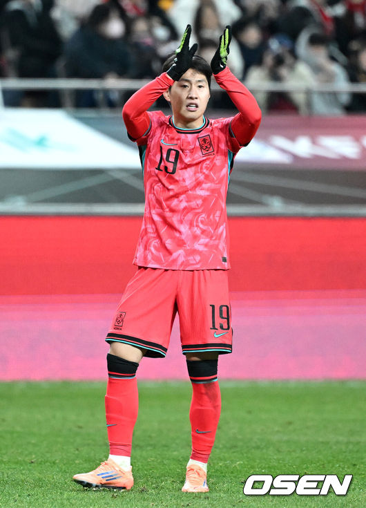 [OSEN=서울월드컵경기장, 이대선 기자] 홍명보호가 어려운 경기 끝에 2025년 마지막 A매치를 승리로 장식했다.홍명보 감독이 이끄는 한국 축구대표팀은 18일 오후 8시 서울월드컵경기장에서 열린 11월 A매치 두 번째 친선경기에서 '아프리카 강호' 가나를 상대로 1-0 승리했다.내달 2026 국제축구연맹(FIFA) 북중미 월드컵 조 추첨을 앞두고 열리는 마지막 평가전이었다. 한국은 가나까지 잡아내면서 사상 최초로 월드컵 포트 2를 확정하게 됐다.후반 대한민국 이강인이 페널티킥을 실축한 황희찬을 향해 박수를 보내고 있다. 2025.11.18 /sunday@osen.co.kr