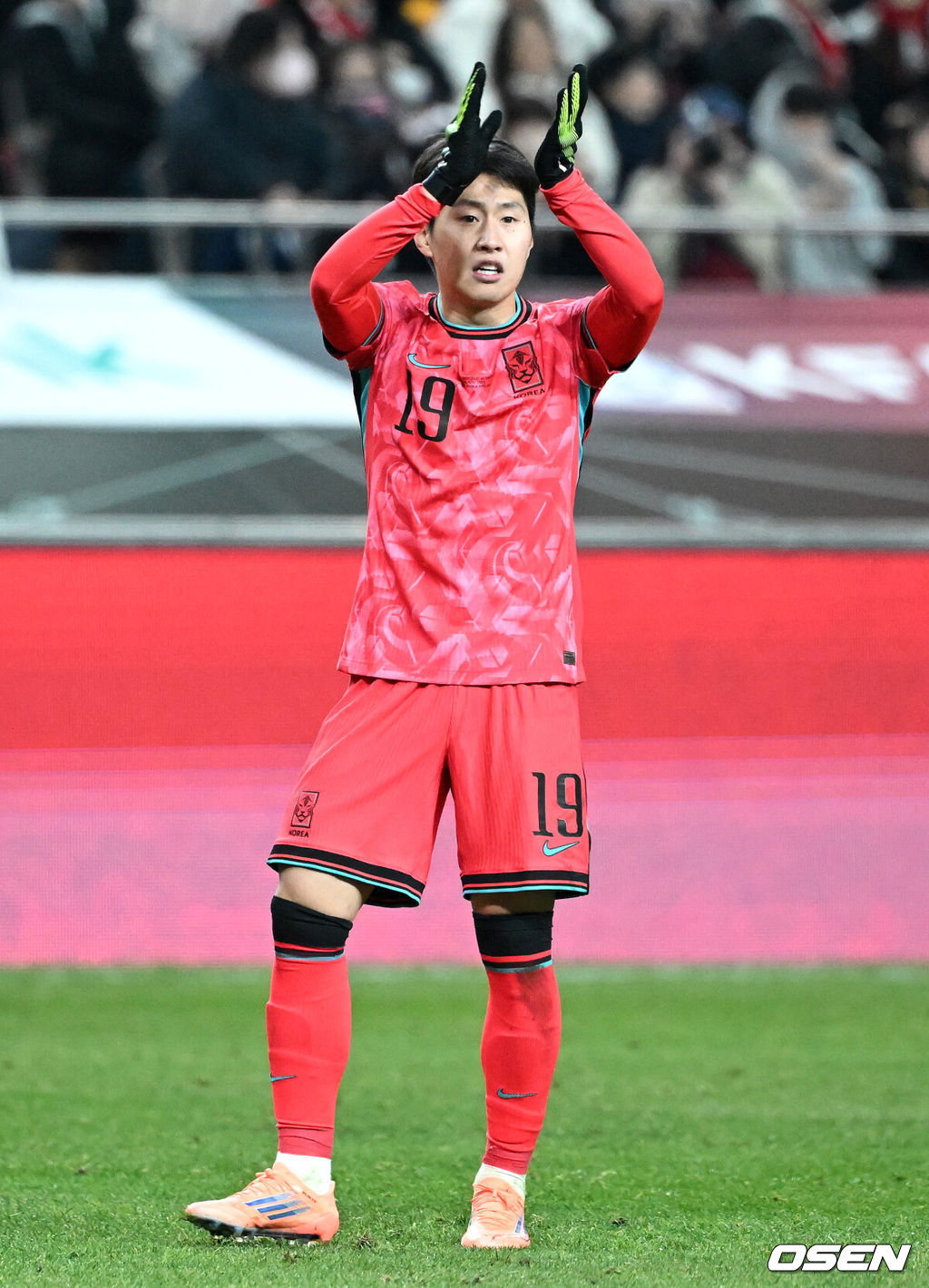 홍명보호가 어려운 경기 끝에 2025년 마지막 A매치를 승리로 장식했다.홍명보 감독이 이끄는 한국 축구대표팀은 18일 오후 8시 서울월드컵경기장에서 열린 11월 A매치 두 번째 친선경기에서 '아프리카 강호' 가나를 상대로 1-0 승리했다.내달 2026 국제축구연맹(FIFA) 북중미 월드컵 조 추첨을 앞두고 열리는 마지막 평가전이었다. 한국은 가나까지 잡아내면서 사상 최초로 월드컵 포트 2를 확정하게 됐다.후반 대한민국 이강인이 페널티킥을 실축한 황희찬을 향해 박수를 보내고 있다. 2025.11.18 /sunday@osen.co.kr