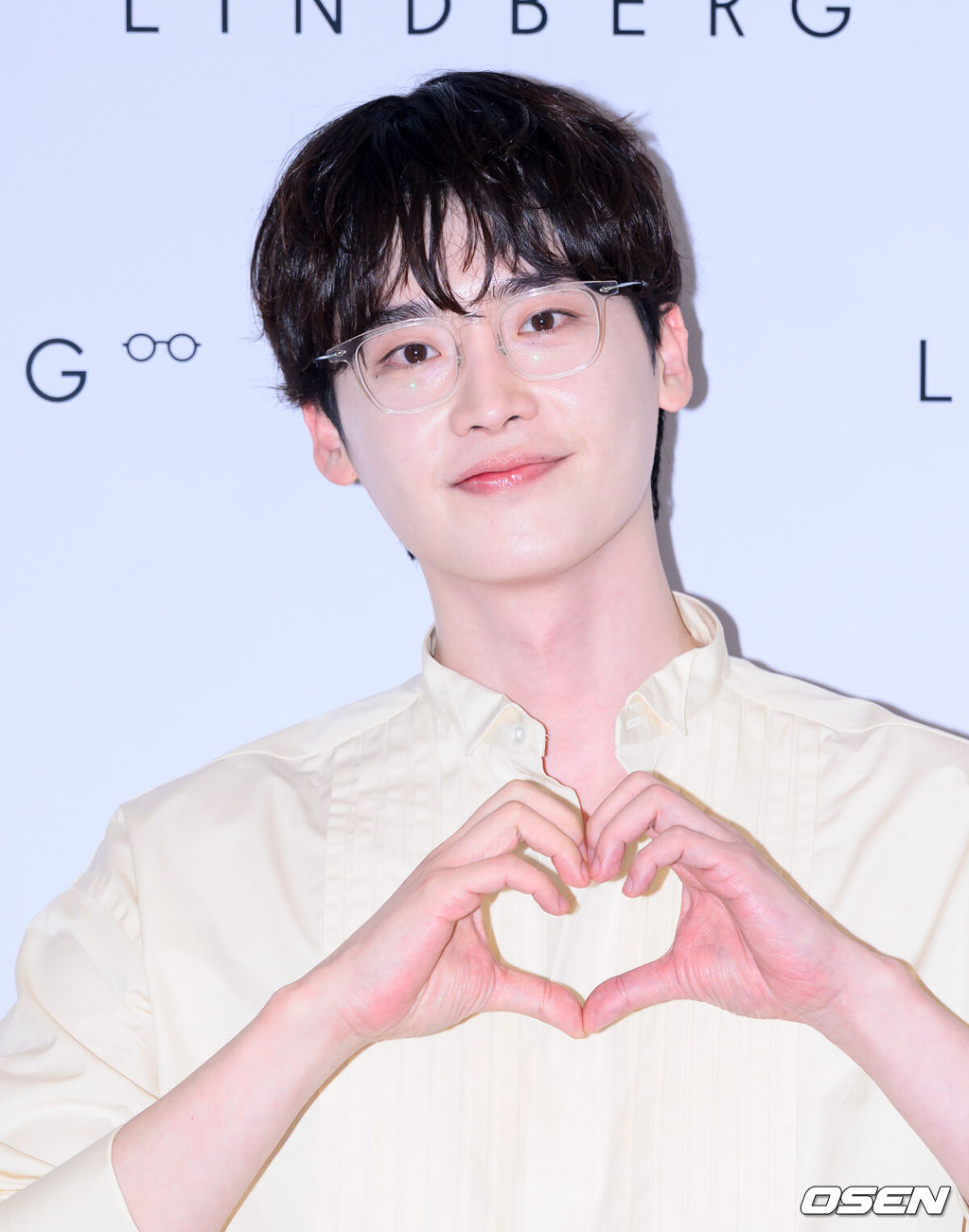 배우 이종석이 29일 오전 서울 중구 신세계백화점 본점에서 열린 아이웨어 브랜드의 포토콜 행사에 참석했다.이종석은 tvN 새 토일드라마 '서초동' 방송을 앞두고 있다.이종석이 포토타임을 가지고 있다. 2025.05.29 /sunday@osen.co.kr