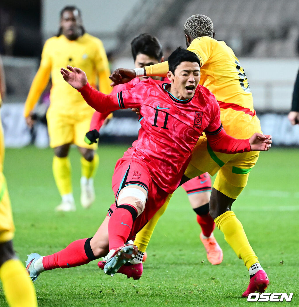 홍명보 감독이 이끄는 대한민국 축구대표팀이 18일 오후 서울월드컵경기장에서 아프리카 강호 가나와 평가전을 가졌다.홍명보호의 2025년의 끝을 장식할 경기다. 내달 2026 국제축구연맹(FIFA) 북중미 월드컵 조 추첨을 앞두고 열리는 마지막 평가전이기도 하다. 현재 한국은 가나전 결과와 상관없이 사실상 월드컵 포트 2가 확정된 상태다. 아프리카 예선을 뚫고 북중미행에 성공한 가나는 FIFA 랭킹 73위다. 22위 한국보다는 51계단 낮다. 하지만 통산 전적에서 4승 3패로 한국보다 우위다. 후반 대한민국 황희찬이 가나 수비수와 충돌하며 넘어지고 있다. 2025.11.18 /jpnews@osen.co.kr