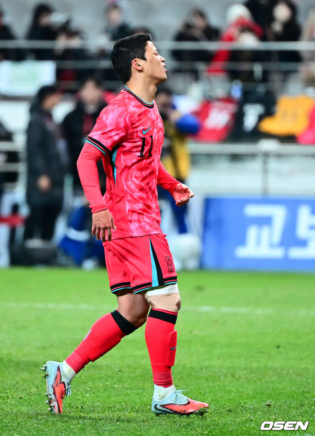 홍명보 감독이 이끄는 대한민국 축구대표팀이 18일 오후 서울월드컵경기장에서 아프리카 강호 가나와 평가전을 가졌다.홍명보호의 2025년의 끝을 장식할 경기다. 내달 2026 국제축구연맹(FIFA) 북중미 월드컵 조 추첨을 앞두고 열리는 마지막 평가전이기도 하다. 현재 한국은 가나전 결과와 상관없이 사실상 월드컵 포트 2가 확정된 상태다. 아프리카 예선을 뚫고 북중미행에 성공한 가나는 FIFA 랭킹 73위다. 22위 한국보다는 51계단 낮다. 하지만 통산 전적에서 4승 3패로 한국보다 우위다. 후반 대한민국 황희찬이 페널티킥 실축을 범하며 아쉬워하고 있다. 2025.11.18 /jpnews@osen.co.kr