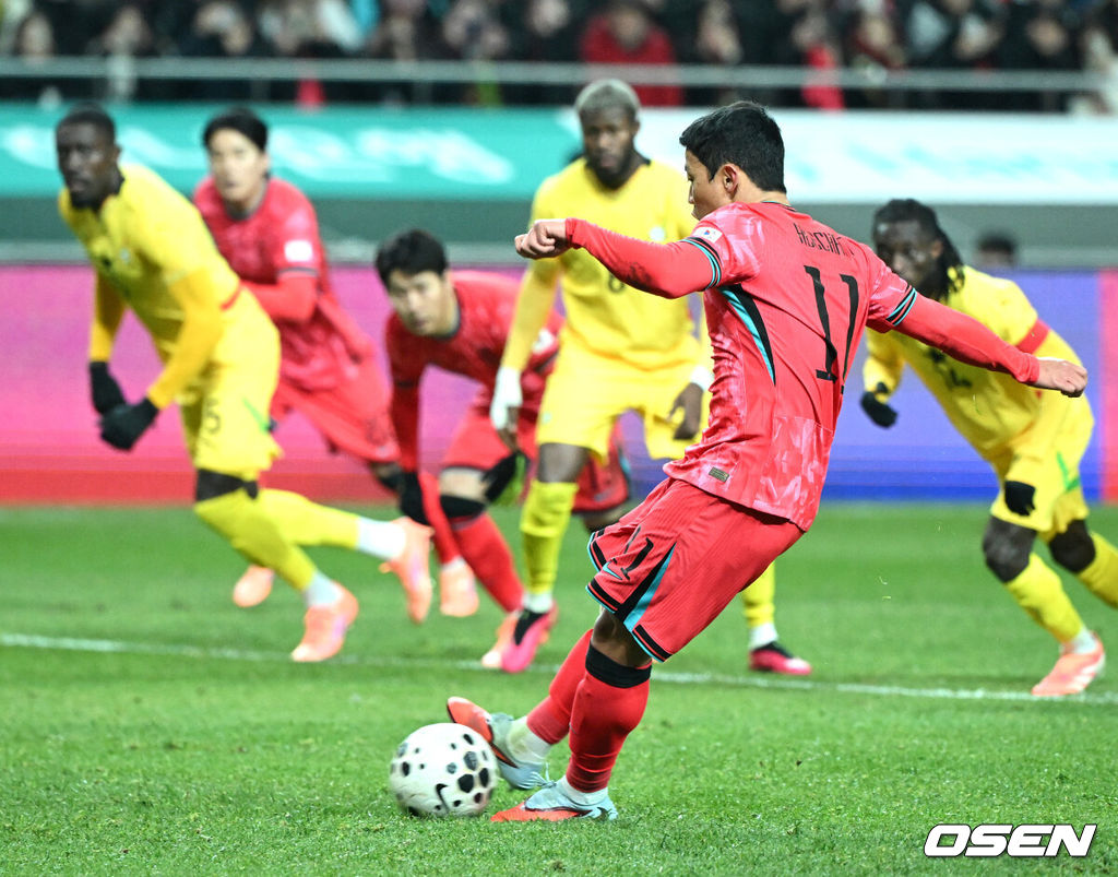 홍명보호가 어려운 경기 끝에 2025년 마지막 A매치를 승리로 장식했다.홍명보 감독이 이끄는 한국 축구대표팀은 18일 오후 8시 서울월드컵경기장에서 열린 11월 A매치 두 번째 친선경기에서 '아프리카 강호' 가나를 상대로 1-0 승리했다.내달 2026 국제축구연맹(FIFA) 북중미 월드컵 조 추첨을 앞두고 열리는 마지막 평가전이었다. 한국은 가나까지 잡아내면서 사상 최초로 월드컵 포트 2를 확정하게 됐다.후반 대한민국 황희찬이 페널티킥을 실축하고 있다. 2025.11.18 /sunday@osen.co.kr