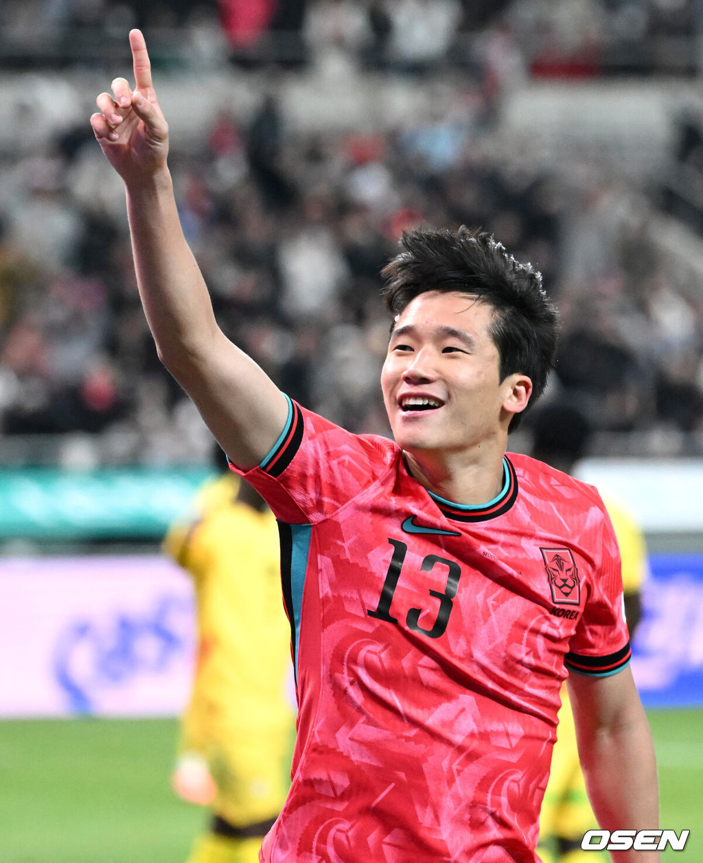 홍명보호가 어려운 경기 끝에 2025년 마지막 A매치를 승리로 장식했다.홍명보 감독이 이끄는 한국 축구대표팀은 18일 오후 8시 서울월드컵경기장에서 열린 11월 A매치 두 번째 친선경기에서 '아프리카 강호' 가나를 상대로 1-0 승리했다.내달 2026 국제축구연맹(FIFA) 북중미 월드컵 조 추첨을 앞두고 열리는 마지막 평가전이었다. 한국은 가나까지 잡아내면서 사상 최초로 월드컵 포트 2를 확정하게 됐다.후반 대한민국 이태석이 선제골을 성공시키고 환호하고 있다. 2025.11.18 /sunday@osen.co.kr