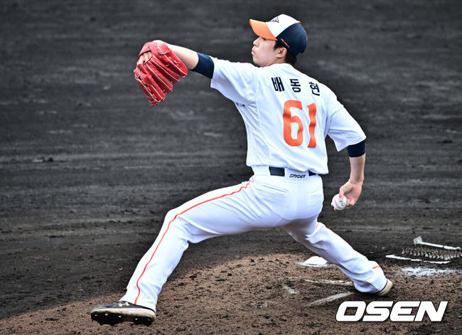 [OSEN=오키나와(일본), 조은정 기자] 한화 이글스가 23일(한국시간) 일본 오키나와 오키나와 니시자키 야구장에서 일본프로야구 구단 지바 롯데 마린스와 연습경기를 가졌다.한화는 22일 훈련을 시작으로 8차례 연습경기를 치른 뒤 내달 4일 귀국한다.4회말 한화 배동현이 역투하고 있다. 2025.02.23 /cej@osen.co.kr