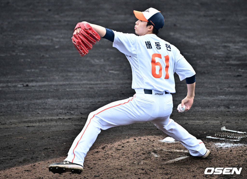  한화 이글스가 23일(한국시간) 일본 오키나와 오키나와 니시자키 야구장에서 일본프로야구 구단 지바 롯데 마린스와 연습경기를 가졌다.한화는 22일 훈련을 시작으로 8차례 연습경기를 치른 뒤 내달 4일 귀국한다.4회말 한화 배동현이 역투하고 있다. 2025.02.23 /cej@osen.co.kr