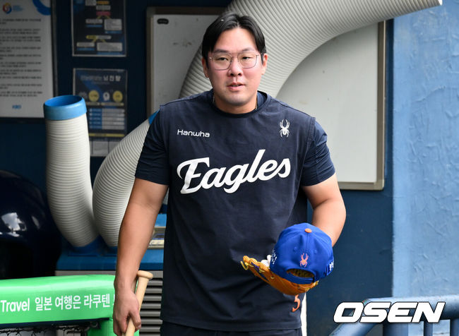 [OSEN=잠실, 조은정 기자]8일 오후 서울 잠실구장에서 ‘2025 신한 SOL Bank KBO리그’ LG 트윈스와 한화 이글스의 경기가 열린다.LG는 임찬규, 한화는 류현진을 선발로 내세웠다.한화 안치홍이 훈련에 나서고 있다. 2025.08.08 /cej@osen.co.kr