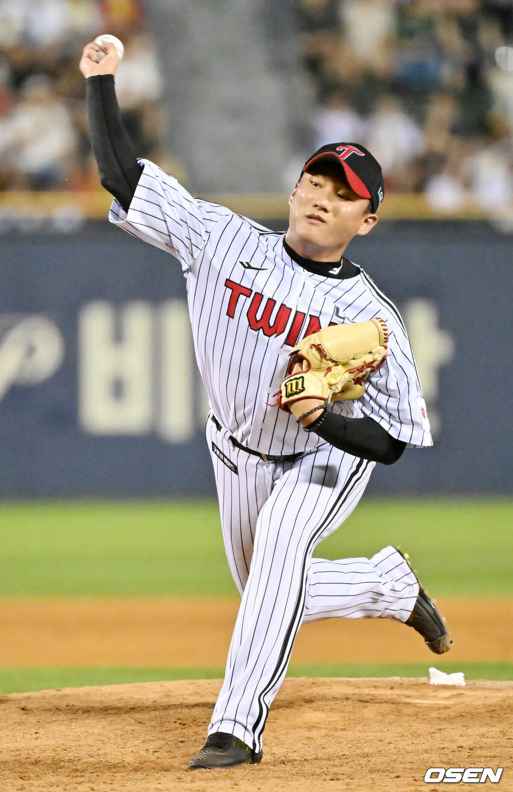 17일 오후 서울 잠실야구장에서 '2024 신한 SOL Bank KBO리그' LG 트윈스와 KIA 타이거즈의 경기가 열렸다.이날 LG는 손주영을, KIA는 라우어를 선발로 내세웠다.8회초 마운드에 오른 LG 김영준이 힘차게 공을 뿌리고 있다. 2024.08.17 / rumi@osen.co.kr