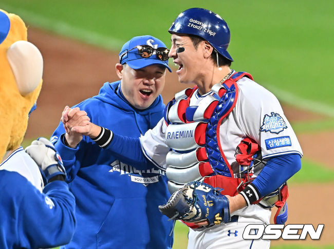 [OSEN=대구, 이석우 기자] 22일 대구 삼성라이온즈파크에서 2025 신한 SOL뱅크 KBO 플레이오프 삼성 라이온즈와 한화 이글스의 4차전 경기가 열렸다. 홈팀 삼성은 원태인이, 방문팀 한화는 정우주가 선발 투수로 출전했다.삼성 라이온즈 강민호가 한화 이글스에 7-4 짜릿한 승리를 거두고 박진만 감독과 기쁨을 나누고 있다. 2025.10.22 / foto0307@osen.co.kr