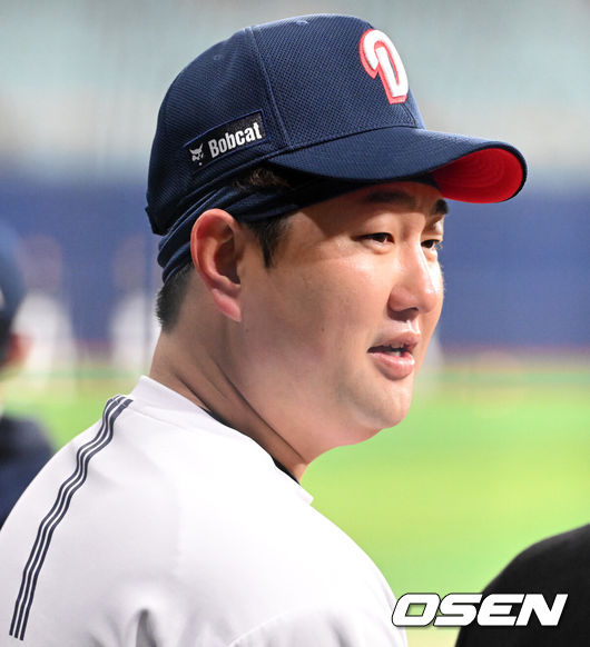 [OSEN=고척, 지형준 기자] 16일 서울 고척스카이돔에서 2025 신한 SOL 뱅크 KBO 리그 키움 히어로즈와 두산 베어스의 시범경기가 열렸다. KBO리그 10개 구단은 오는 18일까지 시범경기 10경기를 소화한다. 2025시즌 개막전은 오는 22일 개최된다. 개막전 매치업은 LG-롯데(서울 잠실구장), KIA-NC(광주-기아챔피언스필드), SSG-두산(인천 SSG랜더스필드), KT-한화(수원 KT위즈파크), 삼성-키움(대구 삼성라이온즈파크)이다.두산 장승현이 경기를 준비하고 있다. 2025.03.16 / jpnews@osen.co.kr