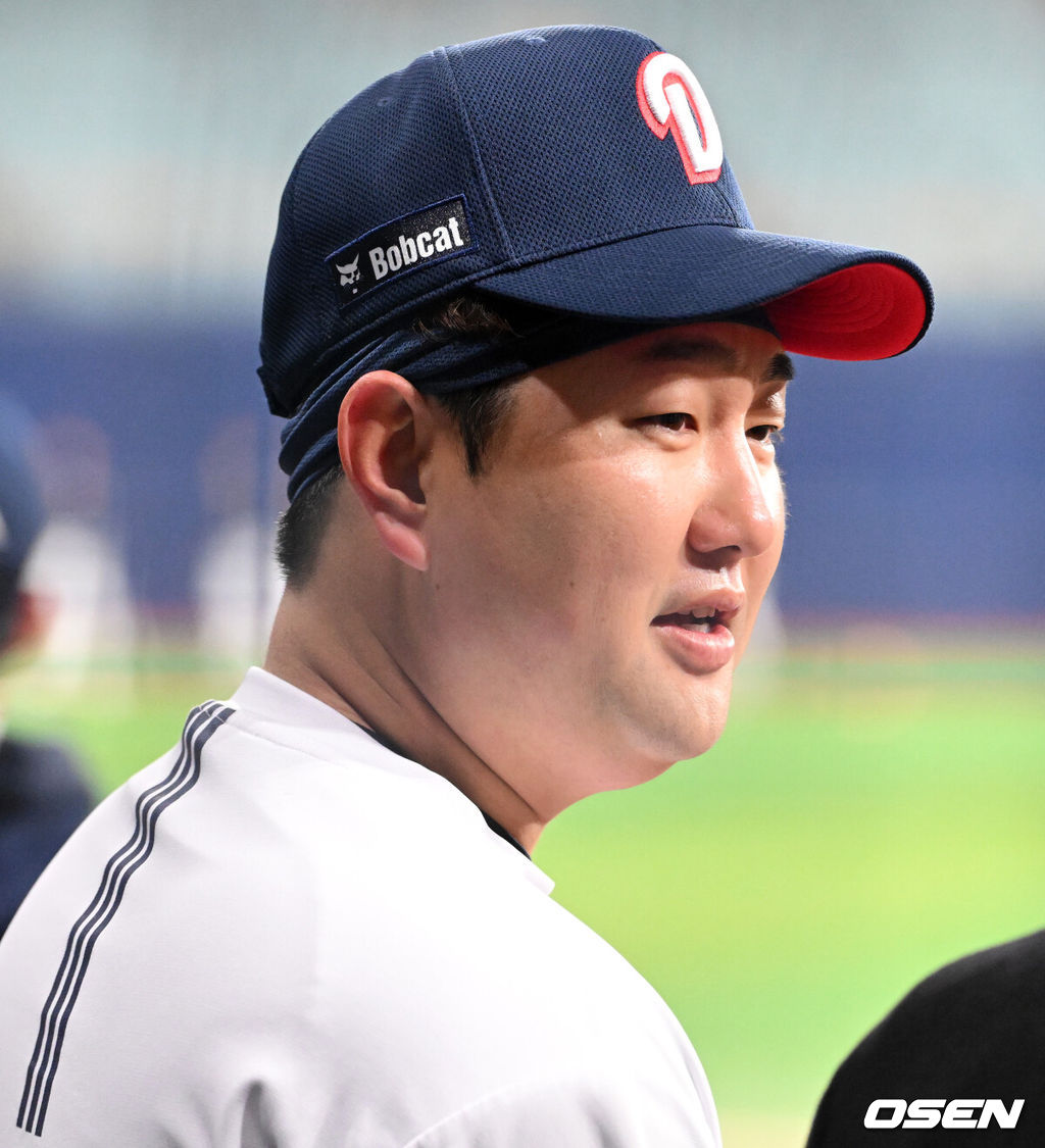 16일 서울 고척스카이돔에서 2025 신한 SOL 뱅크 KBO 리그 키움 히어로즈와 두산 베어스의 시범경기가 열렸다. KBO리그 10개 구단은 오는 18일까지 시범경기 10경기를 소화한다. 2025시즌 개막전은 오는 22일 개최된다. 개막전 매치업은 LG-롯데(서울 잠실구장), KIA-NC(광주-기아챔피언스필드), SSG-두산(인천 SSG랜더스필드), KT-한화(수원 KT위즈파크), 삼성-키움(대구 삼성라이온즈파크)이다.두산 장승현이 경기를 준비하고 있다. 2025.03.16 / jpnews@osen.co.kr