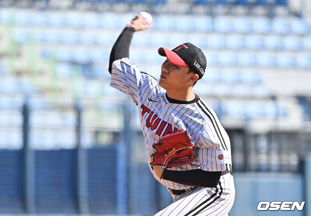 29일 창원 마산야구장에서 2025 울산-KBO Fall League 독립 선발팀과 LG 트윈스의 결승 경기가 열렸다. 독립 선발팀은 진현우가, LG 트윈스는 성준서가 선발 출전했다. LG 트윈스 김영준이 역투하고 있다. 2025.10.29 / foto0307@osen.co.kr
