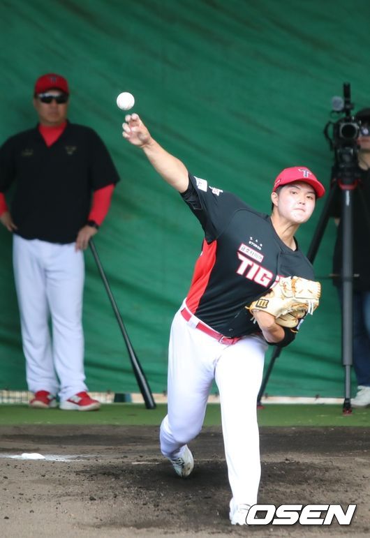 김태형이 오키나와 마무리캠프에서 불펜피칭을 하고 있다./KIA 타이거즈 제공
