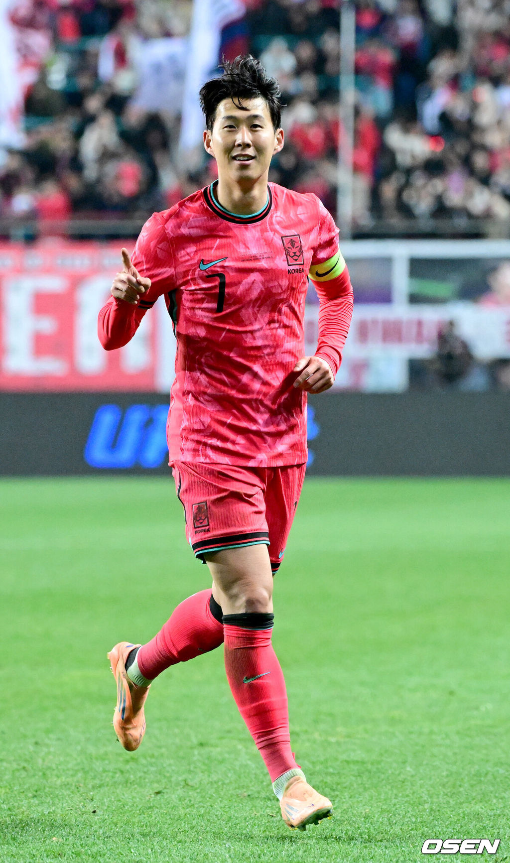 14일 오후 대전월드컵경기장에서 대한민국과 볼리비아의 축구 국가대표팀 평가전이 열렸다.홍명보호는 내년 6월 열리는 2026 국제축구협회(FIFA) 북중미월드컵을 앞두고 월드컵 남미 예선에서 7위를 거두며 플레이오프에 진출한 볼리비아를 상대로 본선에서의 경쟁력을 시험할 기회를 갖는다.후반 한국 손흥민이 프리킥으로 선제골을 작렬시킨 뒤 기뻐하고 있다. 2025.11.14 / dreamer@osen.co.kr