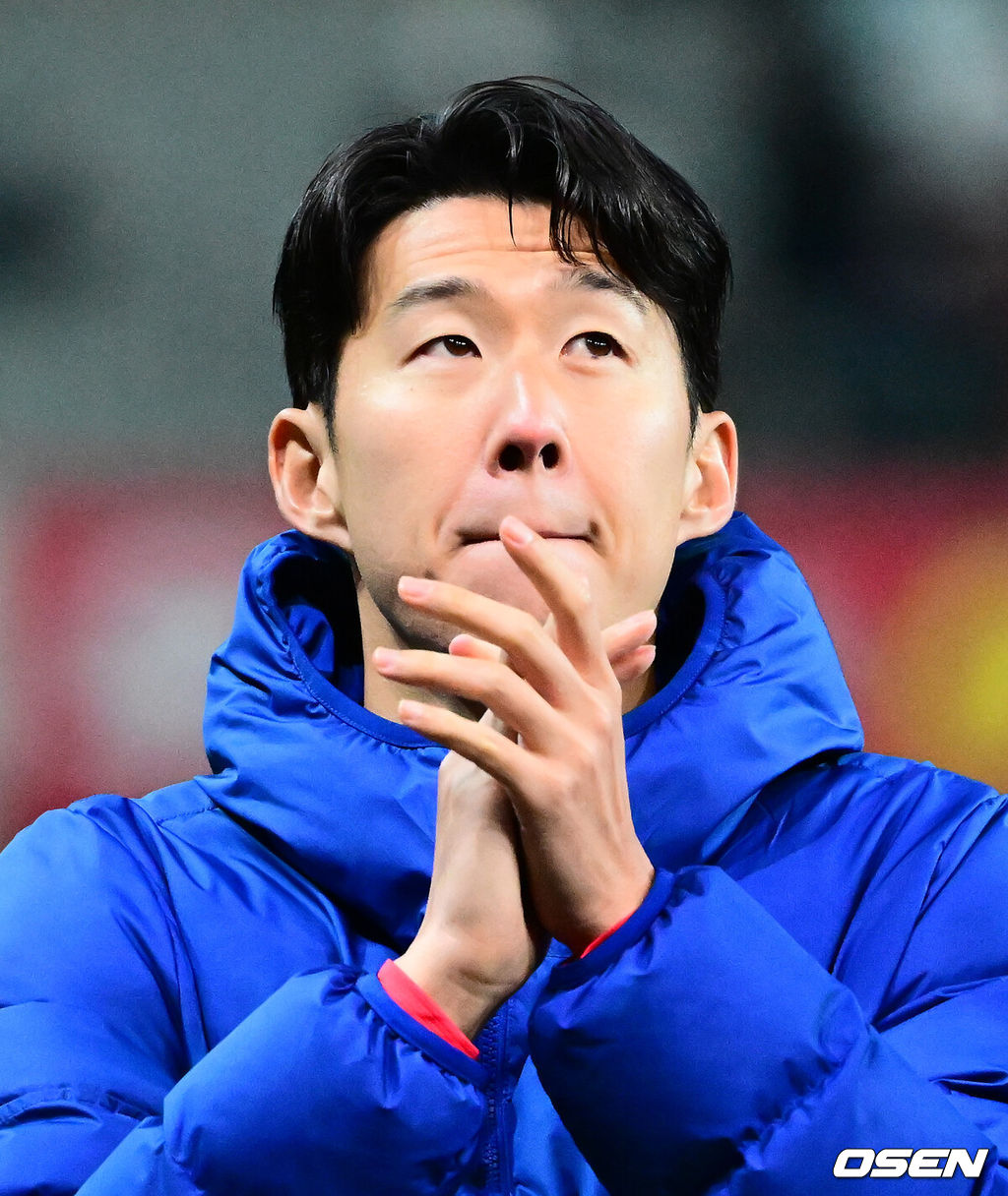 홍명보 감독이 이끄는 한국 축구대표팀이 18일 오후 8시 서울월드컵경기장에서 열린 11월 A매치 두 번째 친선경기에서 '아프리카 강호' 가나를 상대로 1-0 승리했다.내달 2026 국제축구연맹(FIFA) 북중미 월드컵 조 추첨을 앞두고 열리는 마지막 평가전이었다. 한국은 가나까지 잡아내면서 사상 최초로 월드컵 포트 2를 확정하게 됐다. 이로써 대표팀은 홍명보 감독이 부임한 뒤 처음으로 A매치 2연전에서 나란히 승리를 거두게 됐다.경기를 마치고 대한민국 손흥민이 팬들에게 인사를 하고 있다. 2025.11.18 /jpnews@osen.co.kr