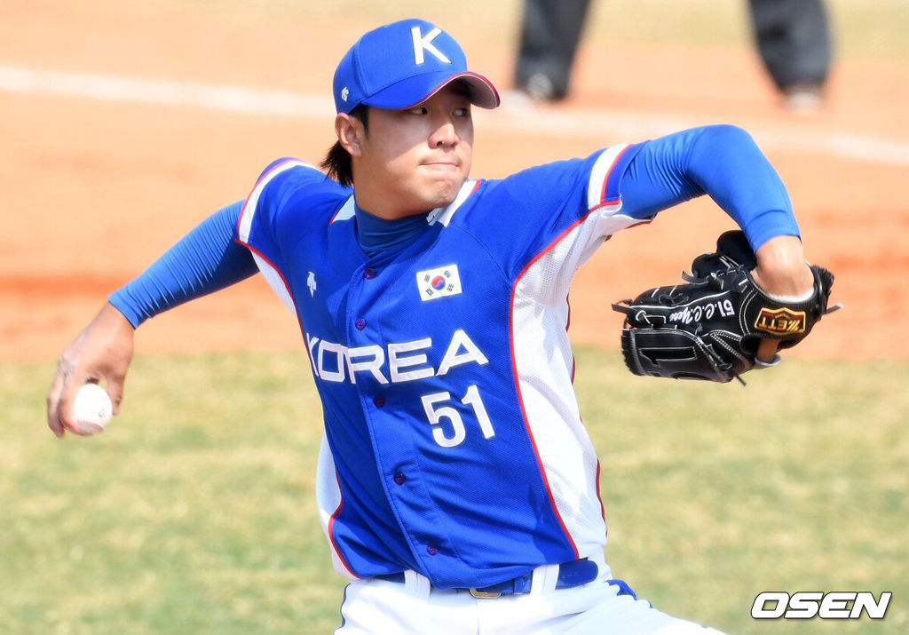 30일(이하 한국시간) 인도네시아 자카르타 겔로라 붕 카르노(GBK) 야구장에서 '2018 자카르타-팔렘방 아시안게임' 슈퍼라운드 첫 경기 한국과 일본의 경기가 열렸다.8회말 한국 투수 최충연이 힘차게 공을 뿌리고 있다. /spjj@osen.co.kr