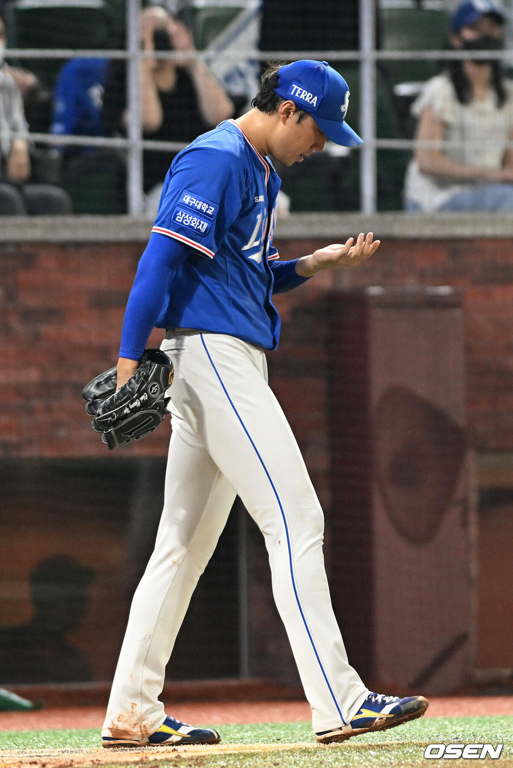 SSG는 6일 인천 SSG랜더스필드에서 열린 2022 KBO리그 정규시즌 삼성 라이온즈와 경기에서 7-6으로 승리했다. 11회말 1사 만루에서 끝내기 폭투를 범한 삼성 최충연이 아쉬워하고있다. 2022.08.06 /sunday@osen.co.kr