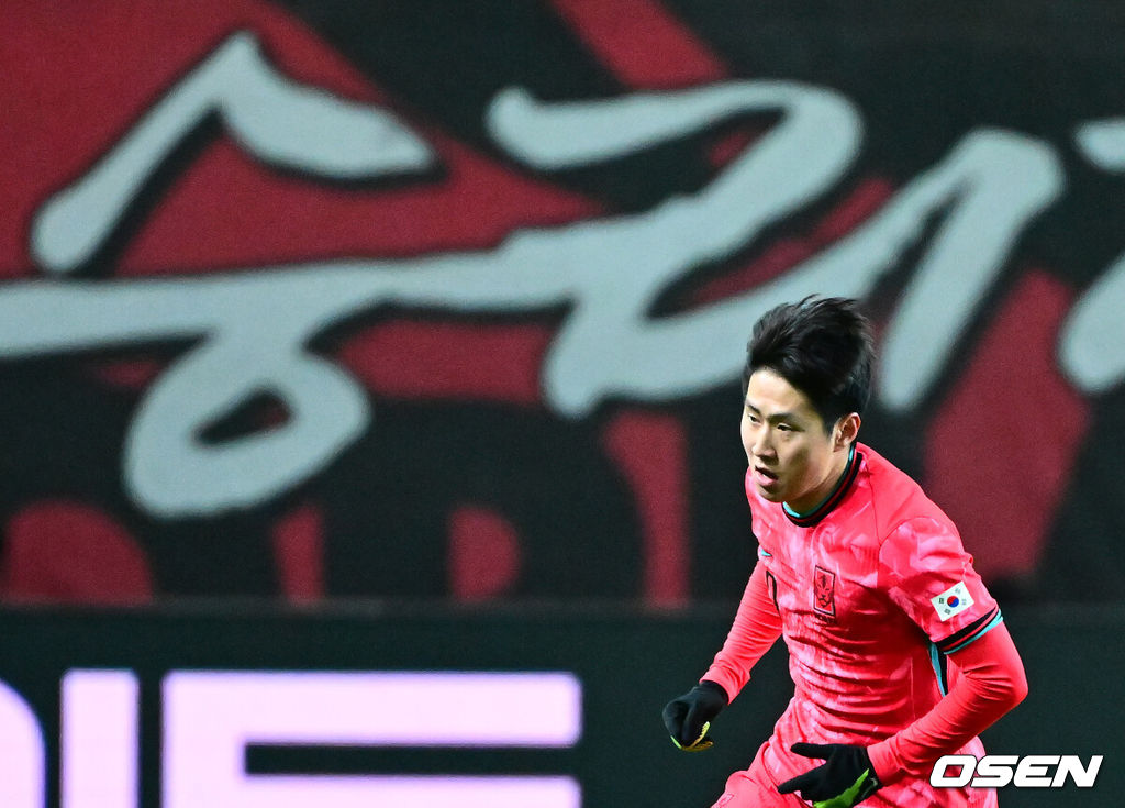 홍명보 감독이 이끄는 대한민국 축구대표팀이 18일 오후 서울월드컵경기장에서 아프리카 강호 가나와 평가전을 가졌다.홍명보호의 2025년의 끝을 장식할 경기다. 내달 2026 국제축구연맹(FIFA) 북중미 월드컵 조 추첨을 앞두고 열리는 마지막 평가전이기도 하다. 현재 한국은 가나전 결과와 상관없이 사실상 월드컵 포트 2가 확정된 상태다. 아프리카 예선을 뚫고 북중미행에 성공한 가나는 FIFA 랭킹 73위다. 22위 한국보다는 51계단 낮다. 하지만 통산 전적에서 4승 3패로 한국보다 우위다. 전반 대한민국 이강인이 드리블을 하고 있다. 2025.11.18 /jpnews@osen.co.kr